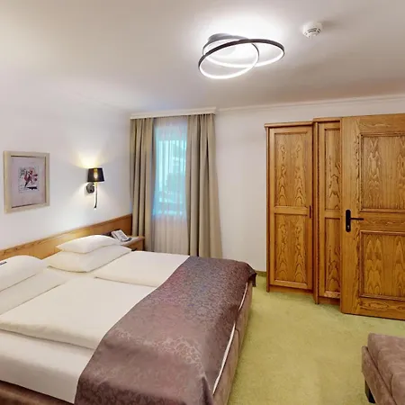 מלון Hotel-garni Jakober - Und 4*