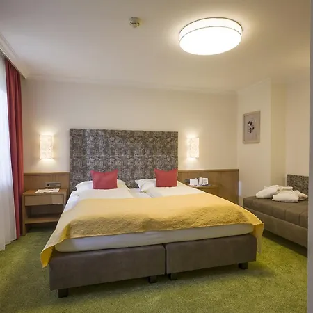 Hotel-garni Jakober - Und 4* フォルダーラナースバッハ