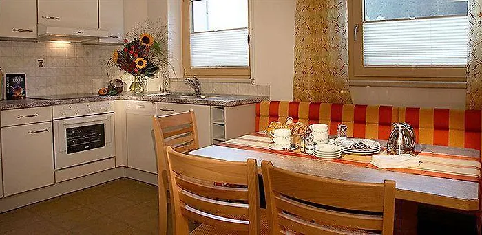 מלון Hotel-garni Jakober - Und 4*