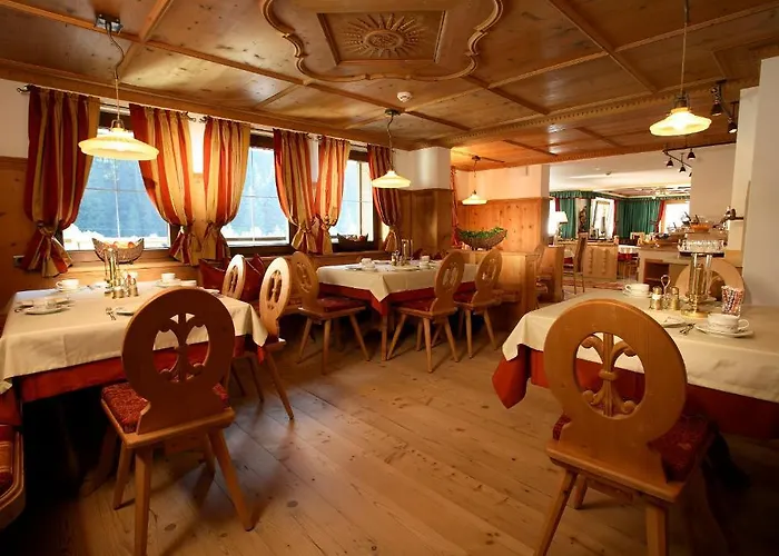 מלון Hotel-garni Jakober - Und 4*