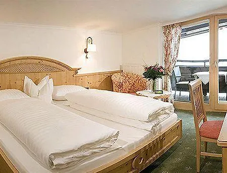 מלון Hotel-garni Jakober 4*