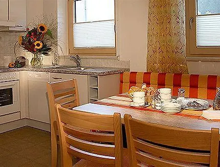 מלון Hotel-garni Jakober 4*
