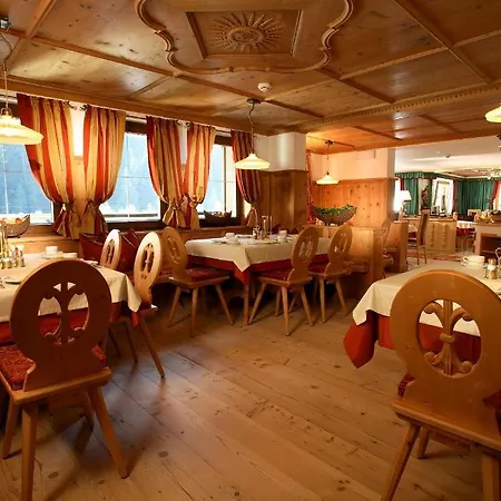 מלון Hotel-garni Jakober 4*