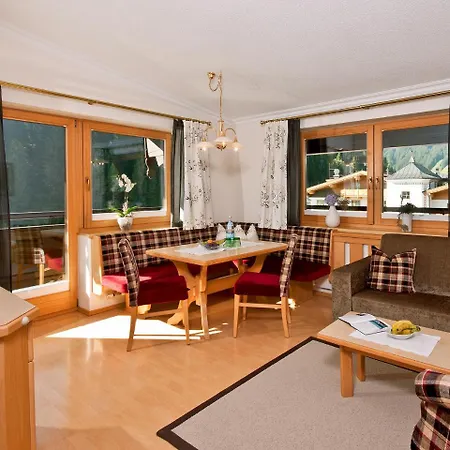 מלון Hotel-garni Jakober 4*